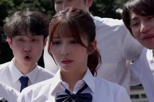 Nữ sinh Nhật Bản bị bạn thân phản bội